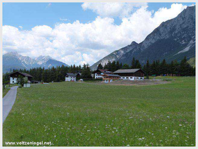 Vue panoramique depuis la ferme auberge Marienbergalm, Obsteig, Alpes du Tyrol