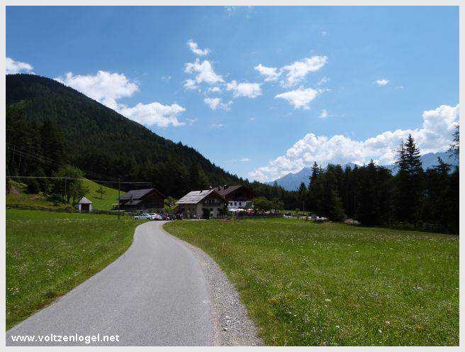 Vue panoramique depuis la ferme auberge Marienbergalm, Obsteig, Alpes du Tyrol