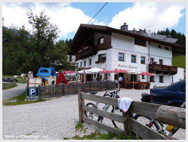 Vue panoramique depuis la ferme auberge Marienbergalm, Obsteig, Alpes du Tyrol