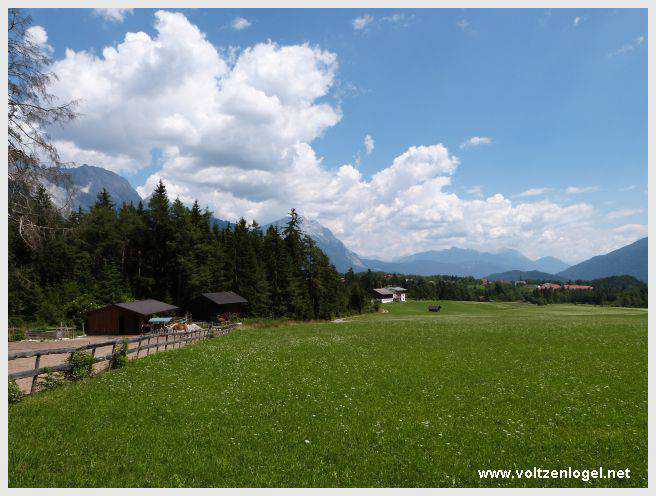 Vue panoramique depuis la ferme auberge Marienbergalm, Obsteig, Alpes du Tyrol