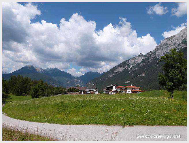 Vue panoramique depuis la ferme auberge Marienbergalm, Obsteig, Alpes du Tyrol