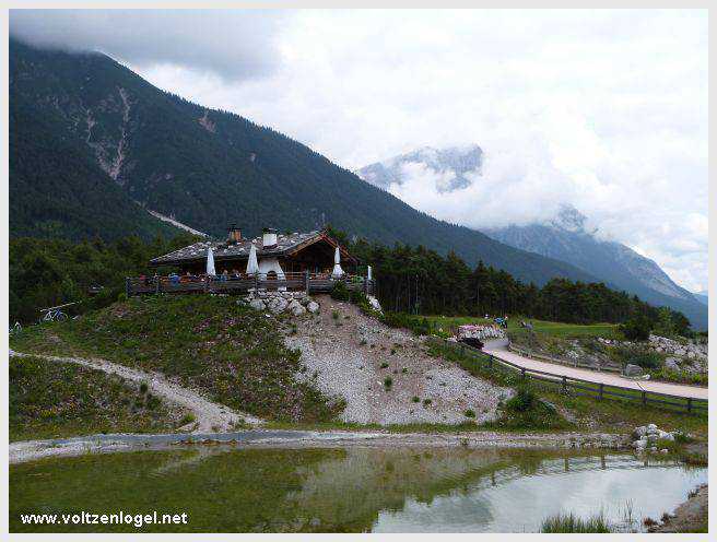 Vue panoramique du lac de Mieming, reflétant les Alpes du Tyrol sous un ciel ensoleillé