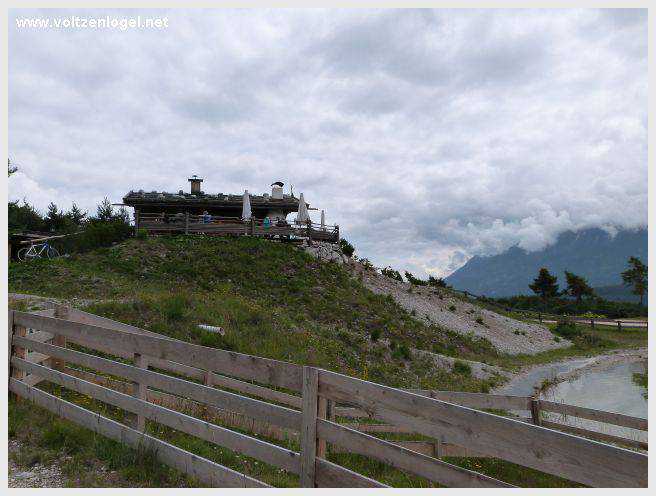 Vue panoramique du lac de Mieming, reflétant les Alpes du Tyrol sous un ciel ensoleillé
