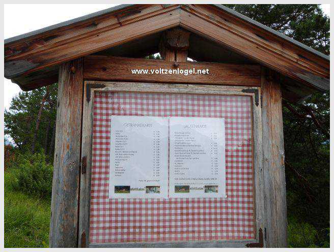 Vue panoramique du lac de Mieming, reflétant les Alpes du Tyrol sous un ciel ensoleillé