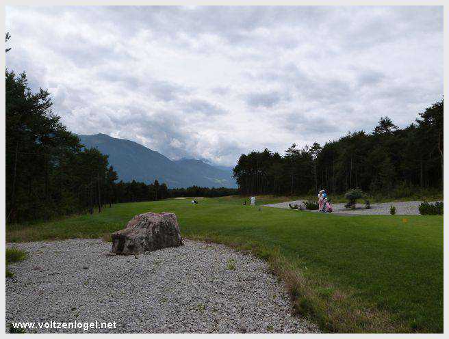Vue panoramique du lac de Mieming, reflétant les Alpes du Tyrol sous un ciel ensoleillé