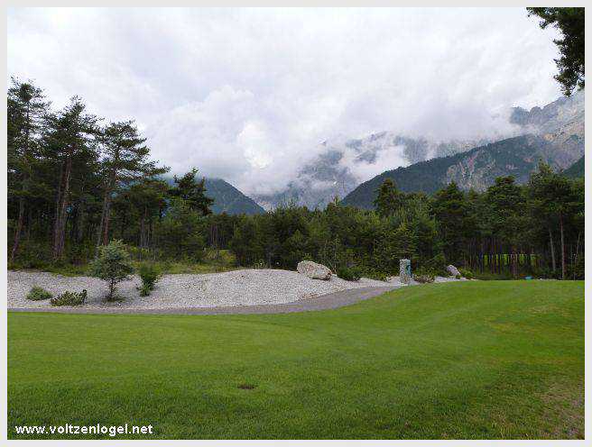 Vue panoramique du lac de Mieming, reflétant les Alpes du Tyrol sous un ciel ensoleillé