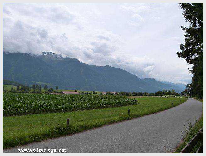 Vue panoramique du lac de Mieming, reflétant les Alpes du Tyrol sous un ciel ensoleillé