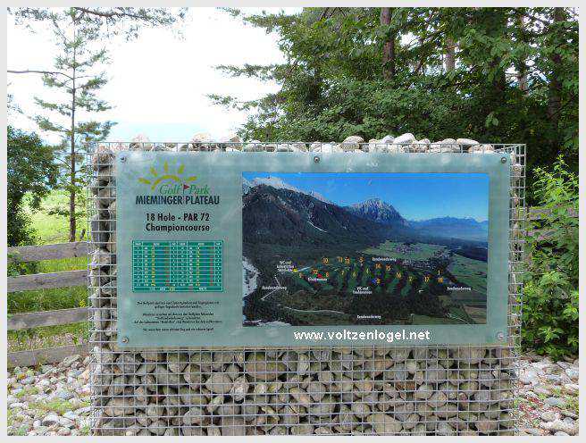 Vue panoramique du lac de Mieming, reflétant les Alpes du Tyrol sous un ciel ensoleillé