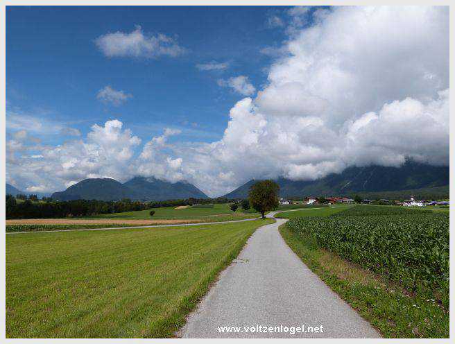 Vue panoramique du lac de Mieming, reflétant les Alpes du Tyrol sous un ciel ensoleillé