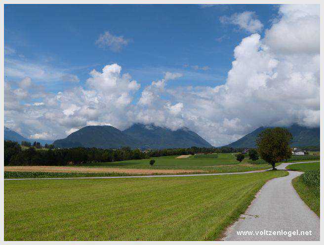 Vue panoramique du lac de Mieming, reflétant les Alpes du Tyrol sous un ciel ensoleillé