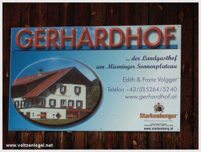 Vue panoramique du lac de Mieming, reflétant les Alpes du Tyrol sous un ciel ensoleillé