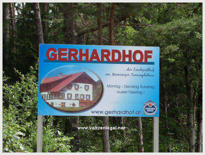 Vue panoramique du lac de Mieming, reflétant les Alpes du Tyrol sous un ciel ensoleillé