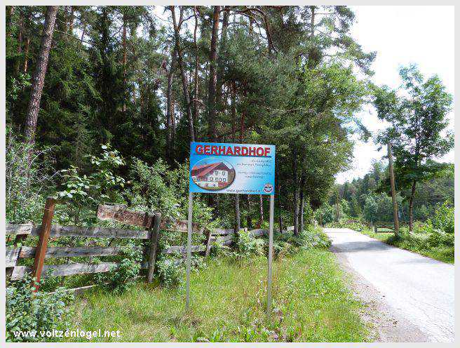 Vue panoramique du lac de Mieming, reflétant les Alpes du Tyrol sous un ciel ensoleillé