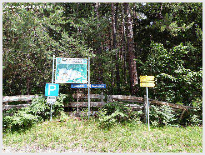 Vue panoramique du lac de Mieming, reflétant les Alpes du Tyrol sous un ciel ensoleillé