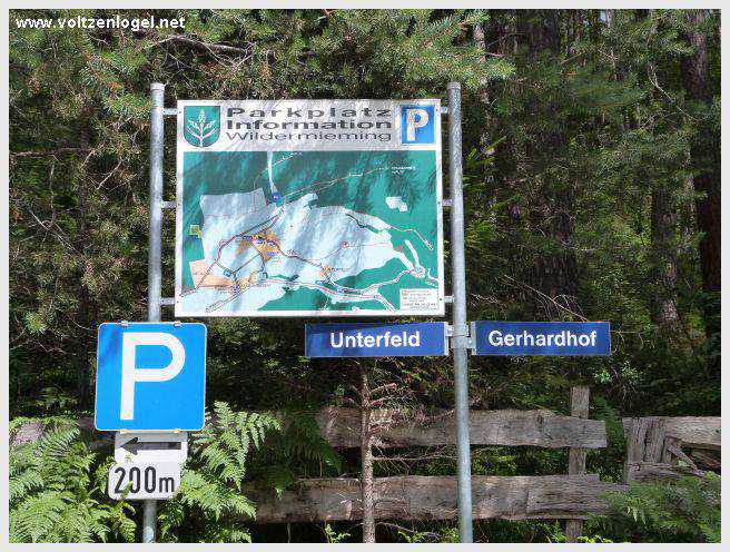 Vue panoramique du lac de Mieming, reflétant les Alpes du Tyrol sous un ciel ensoleillé