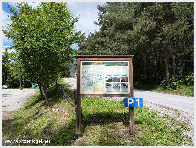 Vue panoramique du lac de Mieming, reflétant les Alpes du Tyrol sous un ciel ensoleillé