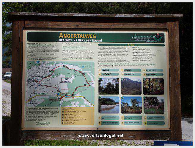 Vue panoramique du lac de Mieming, reflétant les Alpes du Tyrol sous un ciel ensoleillé