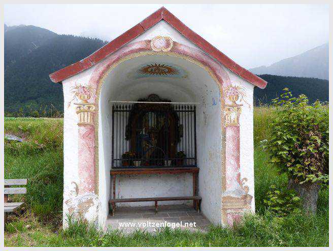 Vue panoramique du lac de Mieming, reflétant les Alpes du Tyrol sous un ciel ensoleillé
