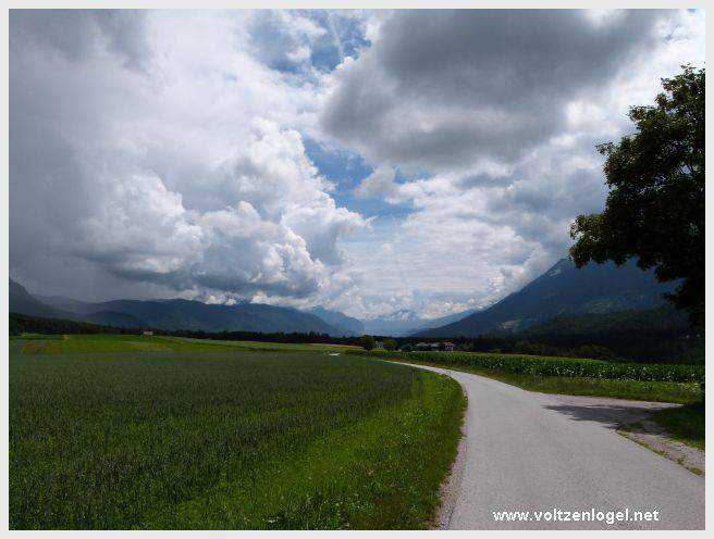 Vue panoramique du lac de Mieming, reflétant les Alpes du Tyrol sous un ciel ensoleillé