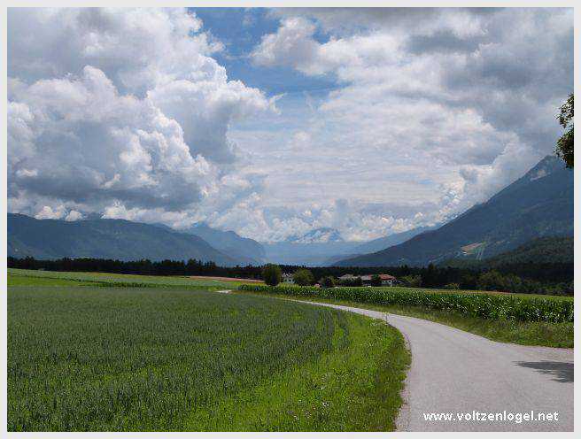 Vue panoramique du lac de Mieming, reflétant les Alpes du Tyrol sous un ciel ensoleillé