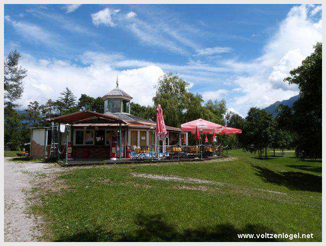 Vue panoramique du lac de Mieming, reflétant les Alpes du Tyrol sous un ciel ensoleillé