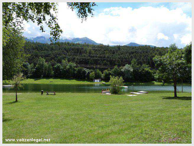 Vue panoramique du lac de Mieming, reflétant les Alpes du Tyrol sous un ciel ensoleillé