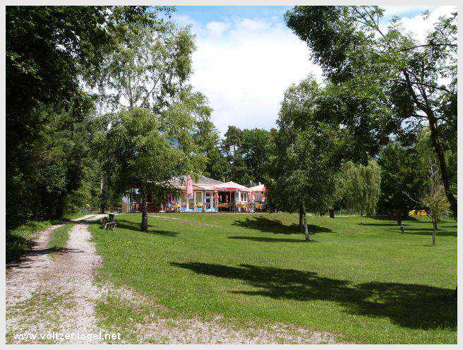 Vue panoramique du lac de Mieming, reflétant les Alpes du Tyrol sous un ciel ensoleillé