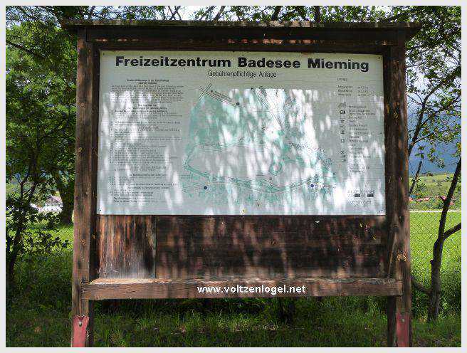 Vue panoramique du lac de Mieming, reflétant les Alpes du Tyrol sous un ciel ensoleillé