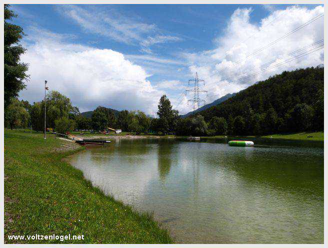 Vue panoramique du lac de Mieming, reflétant les Alpes du Tyrol sous un ciel ensoleillé