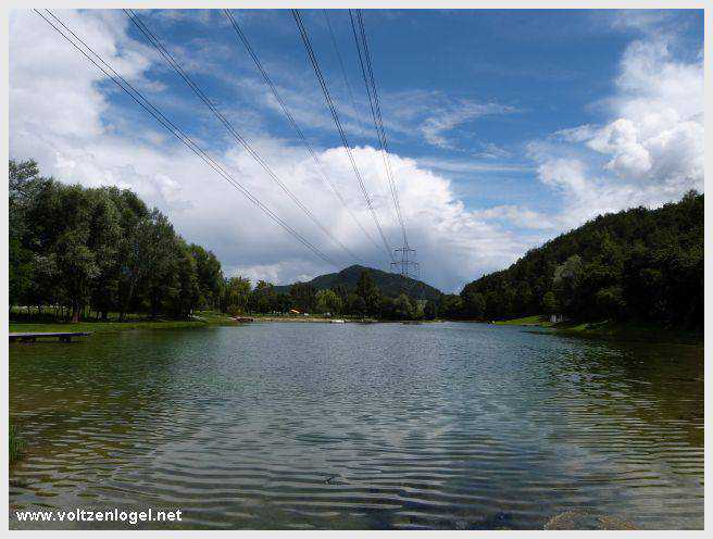 Vue panoramique du lac de Mieming, reflétant les Alpes du Tyrol sous un ciel ensoleillé