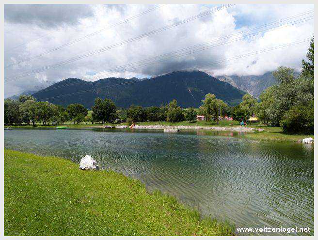 Vue panoramique du lac de Mieming, reflétant les Alpes du Tyrol sous un ciel ensoleillé