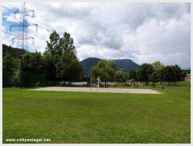 Vue panoramique du lac de Mieming, reflétant les Alpes du Tyrol sous un ciel ensoleillé