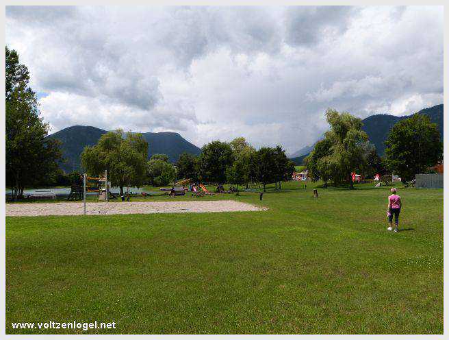 Vue panoramique du lac de Mieming, reflétant les Alpes du Tyrol sous un ciel ensoleillé