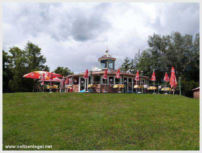 Vue panoramique du lac de Mieming, reflétant les Alpes du Tyrol sous un ciel ensoleillé