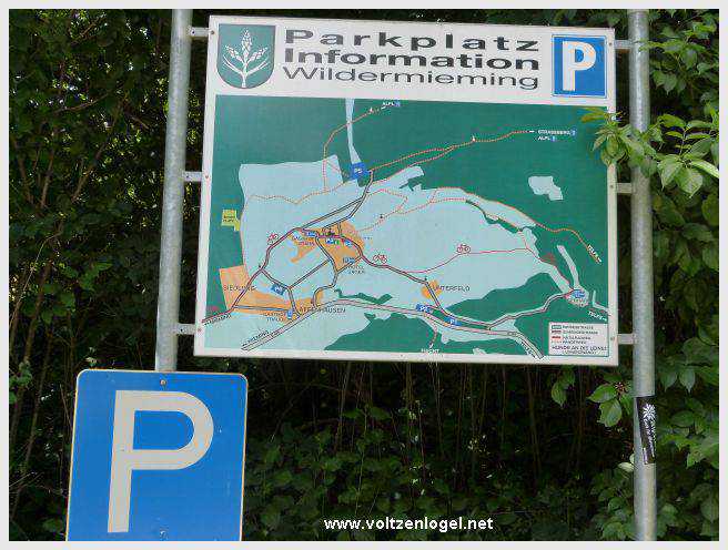 Vue panoramique du lac de Mieming, reflétant les Alpes du Tyrol sous un ciel ensoleillé