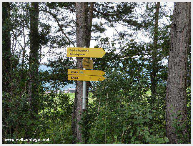 Vue panoramique du lac de Mieming, reflétant les Alpes du Tyrol sous un ciel ensoleillé