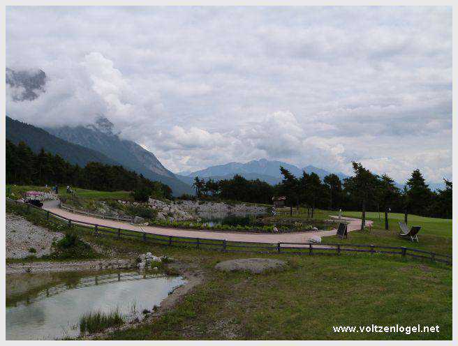 Vue panoramique du lac de Mieming, reflétant les Alpes du Tyrol sous un ciel ensoleillé