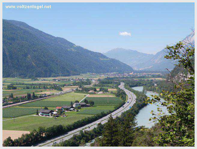 Vue panoramique sur le pont suspendu de l'Inn à Mieming