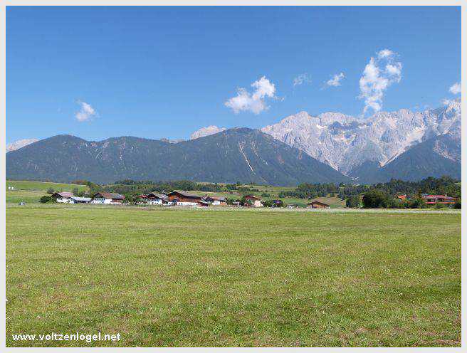 Vue panoramique sur le pont suspendu de l'Inn à Mieming