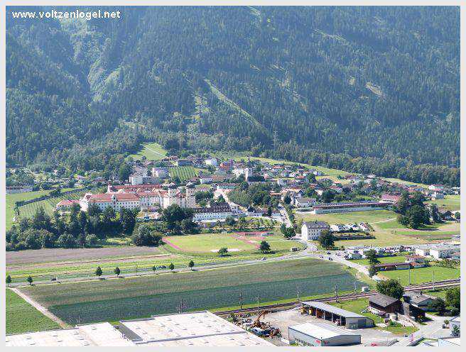 Vue panoramique sur le pont suspendu de l'Inn à Mieming