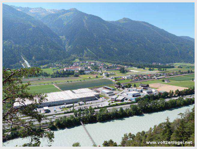 Vue panoramique sur le pont suspendu de l'Inn à Mieming