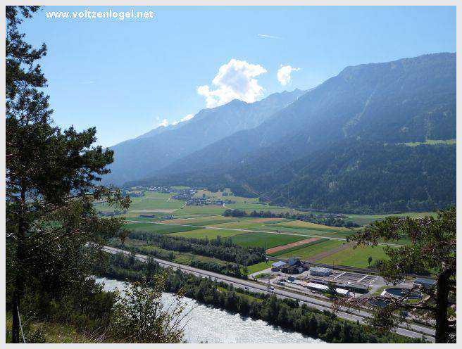 Vue panoramique sur le pont suspendu de l'Inn à Mieming