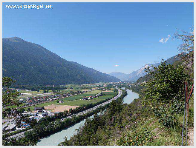 Vue panoramique sur le pont suspendu de l'Inn à Mieming