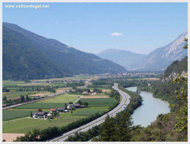 Vue panoramique sur le pont suspendu de l'Inn à Mieming