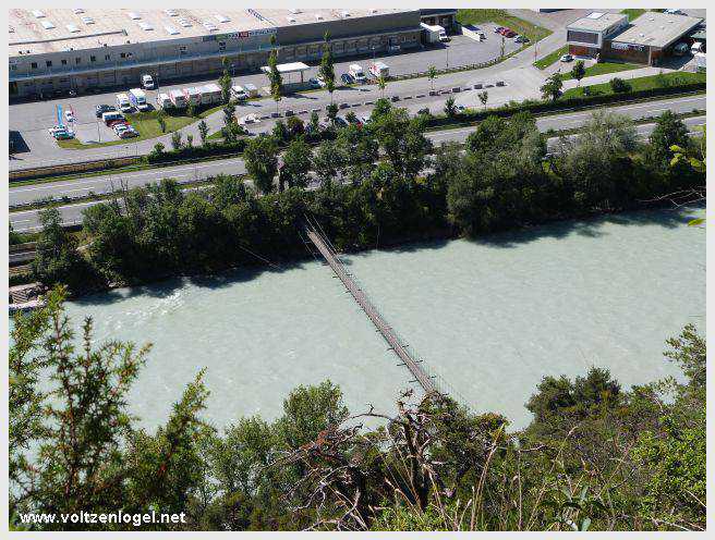 Vue panoramique sur le pont suspendu de l'Inn à Mieming
