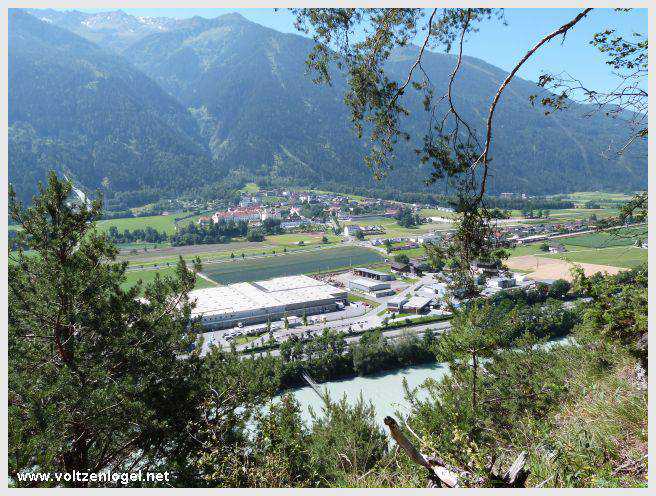 Vue panoramique sur le pont suspendu de l'Inn à Mieming