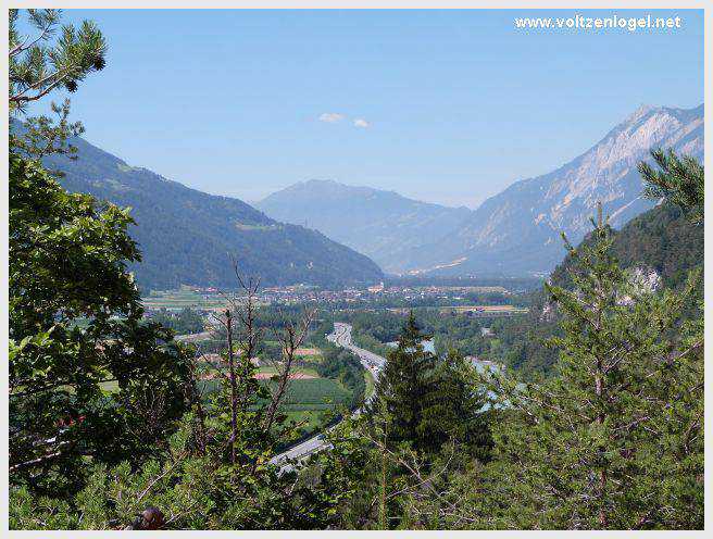 Vue panoramique sur le pont suspendu de l'Inn à Mieming
