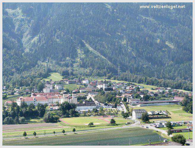 Vue panoramique sur le pont suspendu de l'Inn à Mieming