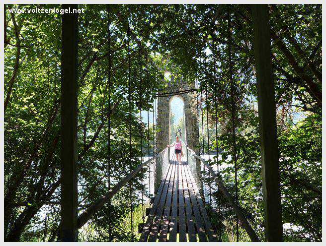 Vue panoramique sur le pont suspendu de l'Inn à Mieming