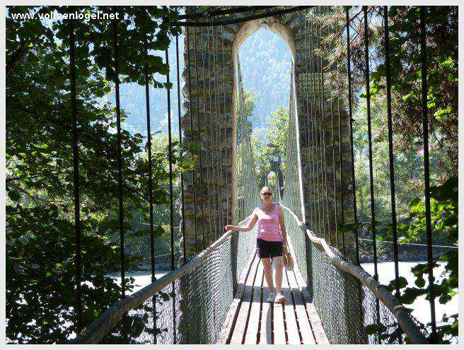 Vue panoramique sur le pont suspendu de l'Inn à Mieming